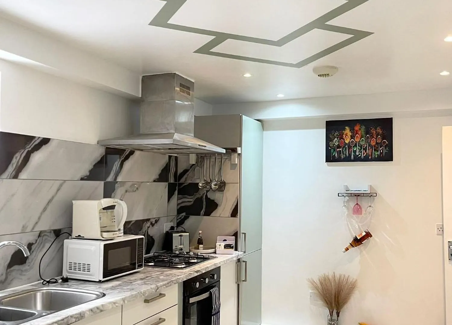 Charming Spacious 1-Bed Apartment In Dagenham